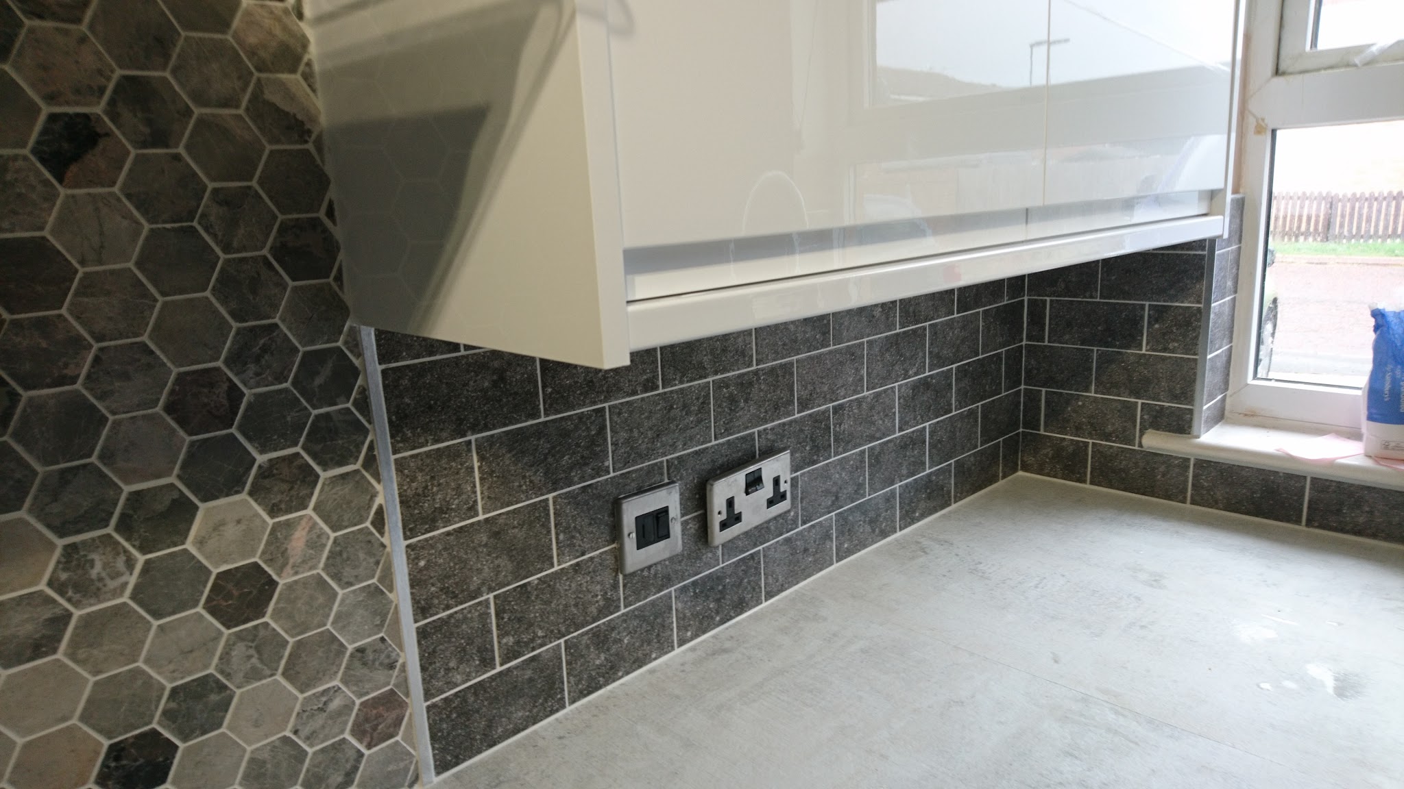 A kitchen splashback of hexagon tiles